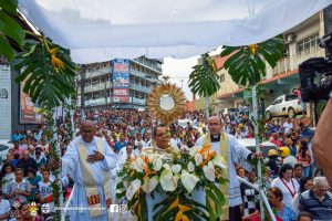 Povo católico aclama Jesus Cristo pelas ruas de Itabuna na festa de Corpus Christi