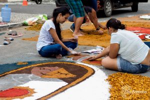 Jovens e adultos confeccionam tapete de Corpus Christi em Itabuna