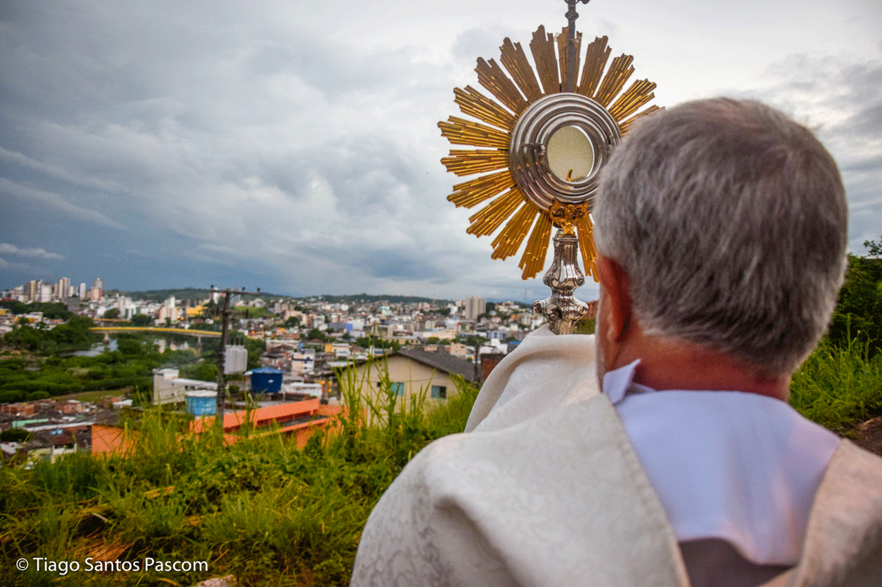 Leia mais sobre o artigo Paróquias realizam caminhada com Santíssimo Sacramento pelos bairros